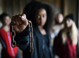 Basisschoolleerlingen Amsterdam herdenken Keti Koti Basisschoolleerlingen Amsterdam herdenken Keti Koti