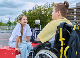 Leerlingen regulier en speciaal onderwijs spelen samen tijdens Samenspeeldag Leerlingen regulier en speciaal onderwijs spelen samen tijdens Samenspeeldag